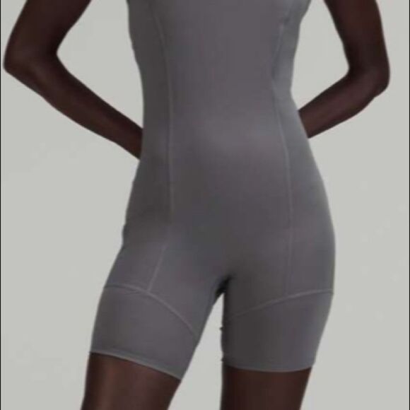 Lululemon lab Nulux and Mesh One-Piece 8" Anchor - Picture 10 of 17